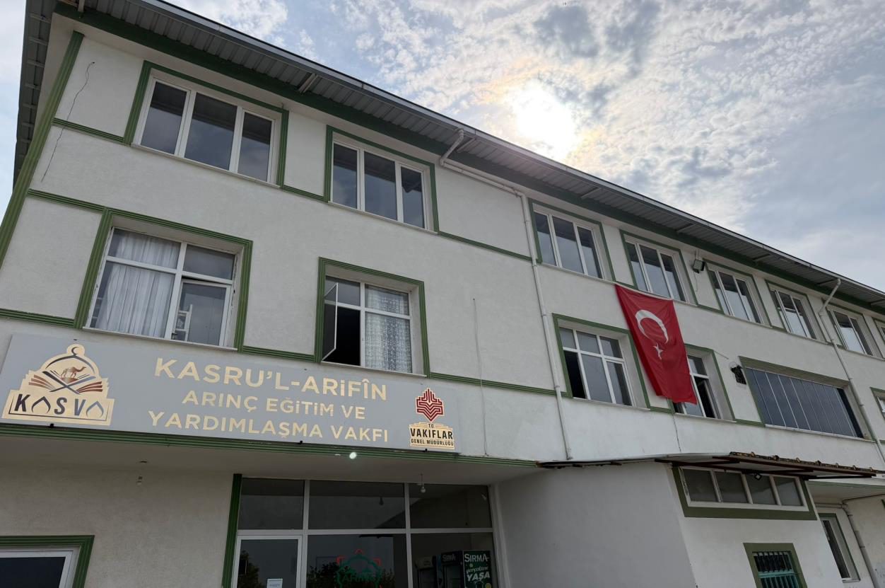 Yalova'da bulunan, içerisinde Arapça ve İslami ilimler eğitimi verilen medrese binası